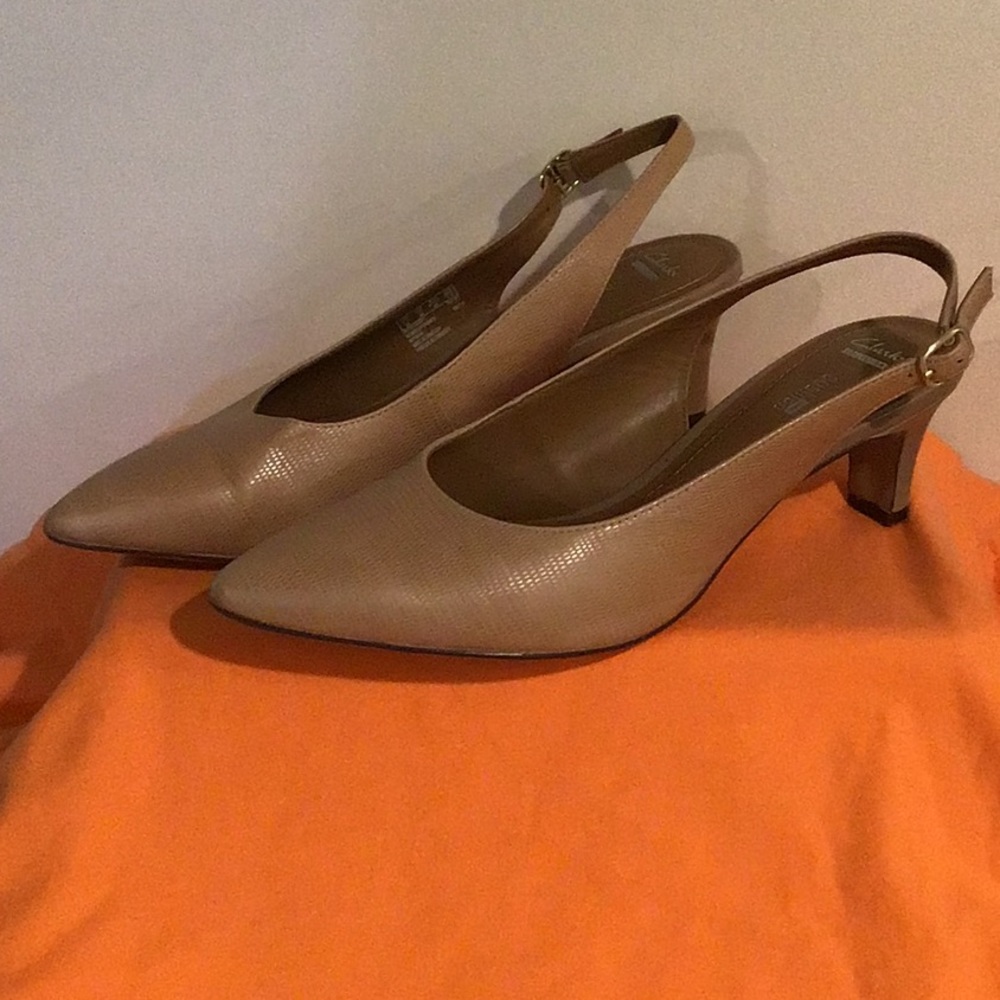 Clarks Cushion kitten heel pumps sz 10